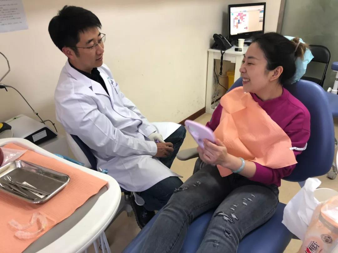 纪麟彦医生看诊患者