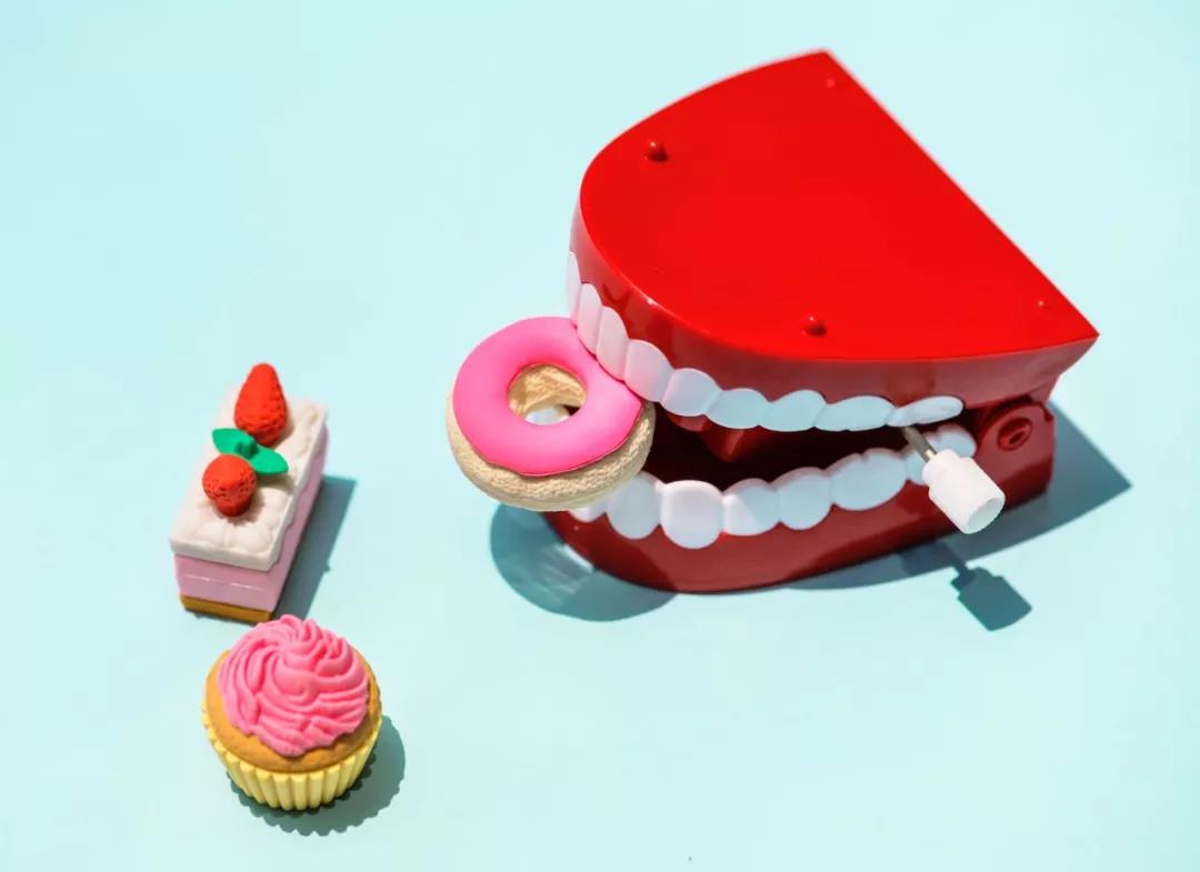 吸吮奶嘴或拇指影响孩子口腔和牙齿发育吗？