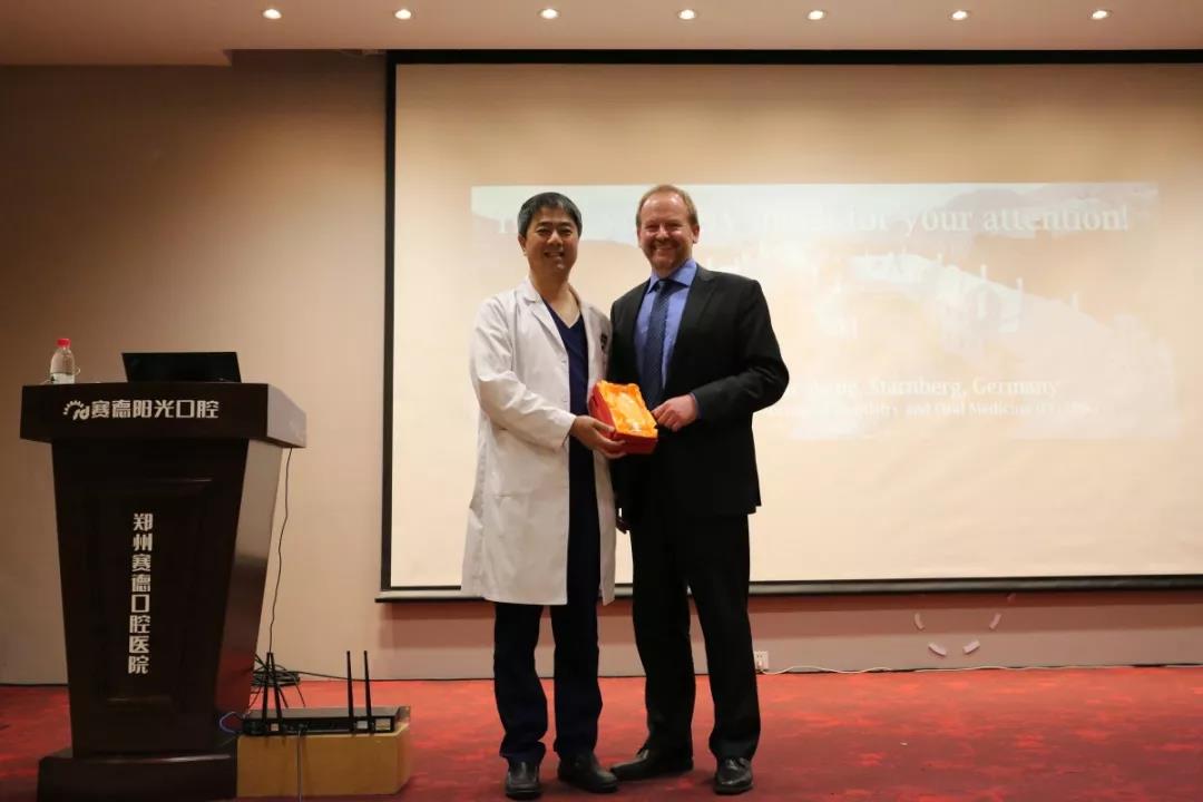 郑州大学博导、郑州赛德口腔医院院长乔义强 向Dr.Dietmar Weng颁发奖杯