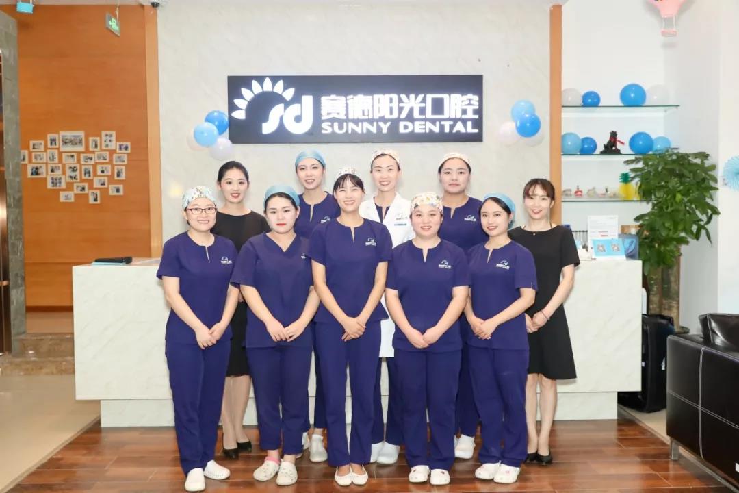 门诊主任彭鹏医生与工作人员合影