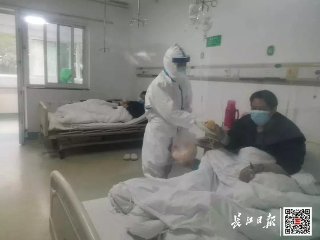 武汉金银潭南四区护士为患者们准备了热腾腾的饺子