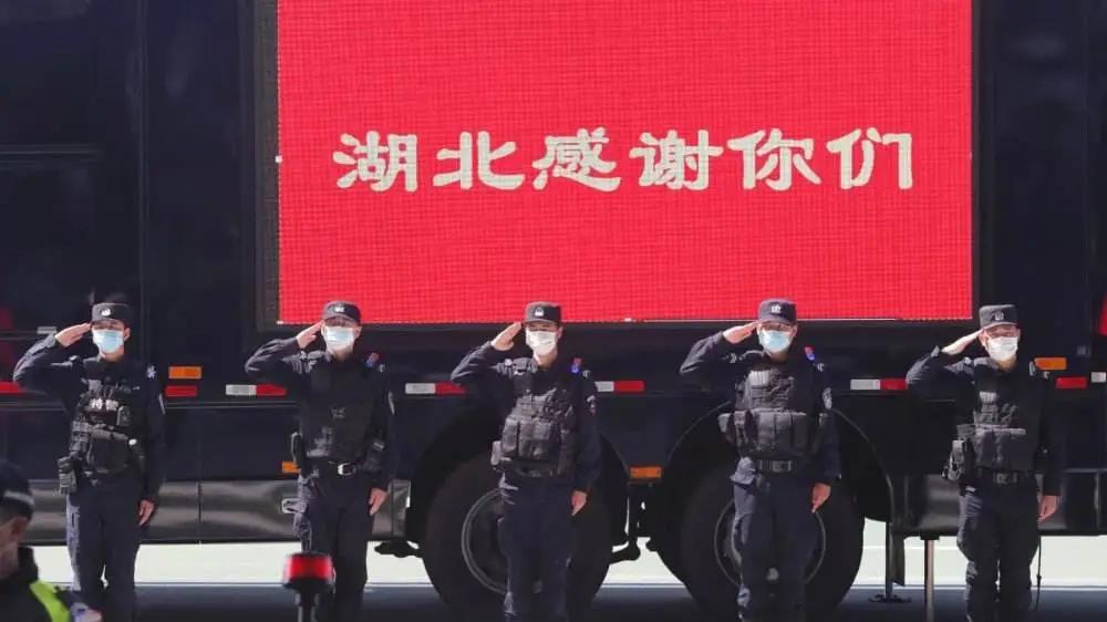 穿梭于病房中那挺拔的身姿 让他们成为了疫情来袭时最美的身影