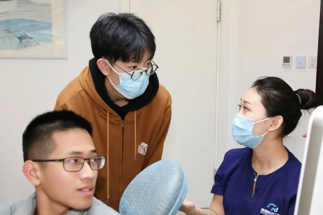 宋扬博士还应同学们的要求 介绍了口腔临床与口腔科研的区别
