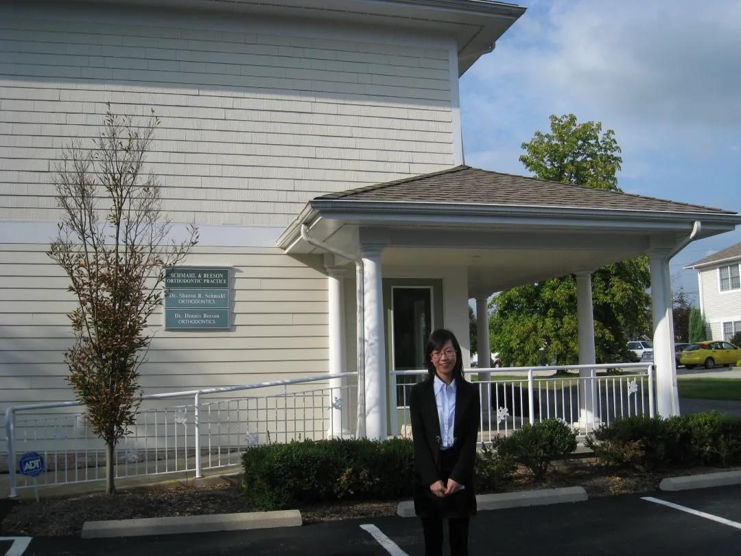 邓金荣博士曾到美国凯斯西楚大学访学，此为访学期间参观美国私人诊所